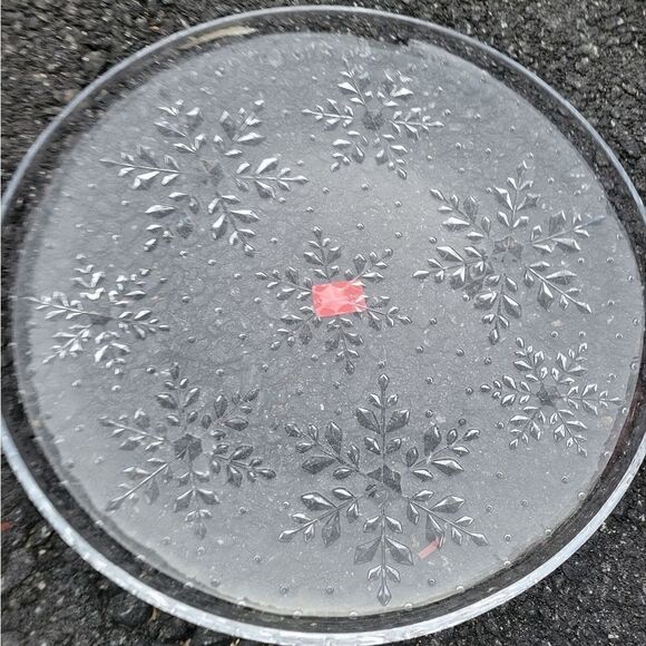 New Celebrations by Mikasa Winter Flurries Collection snowflake platter - Picture 8 of 12
